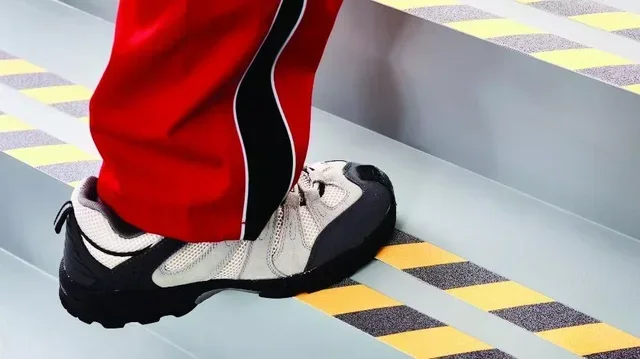 Bande adhésive antidérapante TESA 60951 noir jaune 15m 50mm sécurité sol