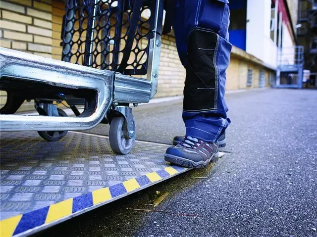 Bande adhésive antidérapante TESA 60951 noir jaune 15m 50mm sécurité sol