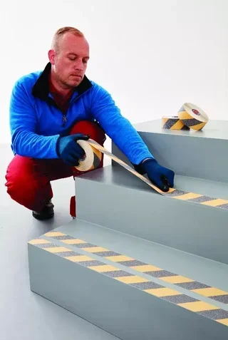 Bande adhésive antidérapante TESA 60951 noir jaune 15m 50mm sécurité sol