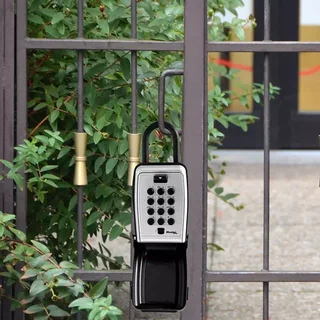 Master Lock 5422EURD Caja Segura para Llaves Montaje Pared Combinación Botones Aluminio Asa