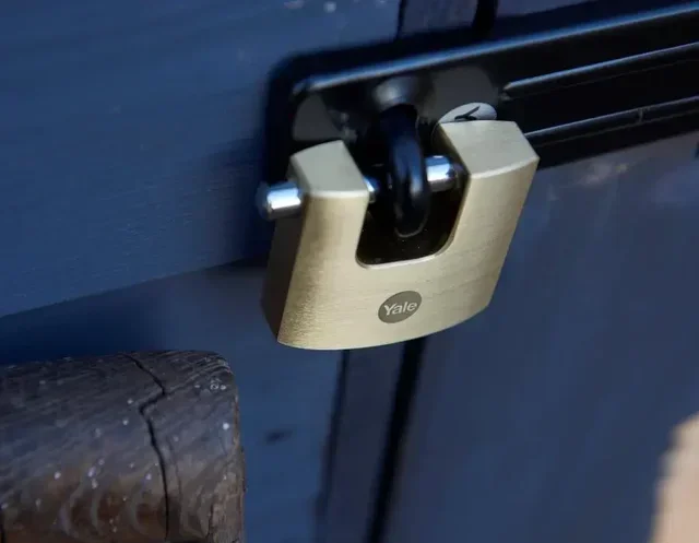 Cadenas rectangulaire YALE laiton 70 mm 3 clés - Modèle 24319000