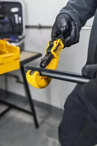 REMS RAS P 10-63 Electric Tube Cutter for Pipes Ø 10-63 mm - Cordless Pipe Cutting Tool