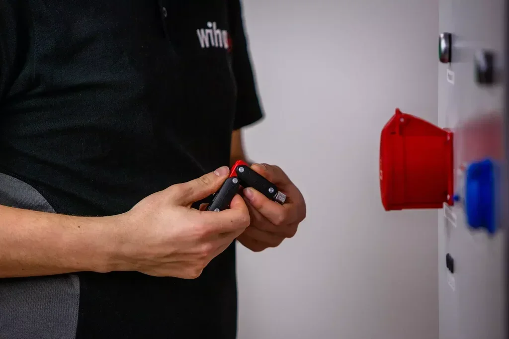 Clé universelle Wiha 44001 à double articulation 8 profils électrotechnique