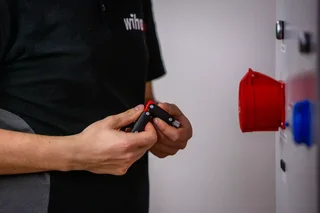 Clé universelle Wiha 44001 à double articulation 8 profils électrotechnique