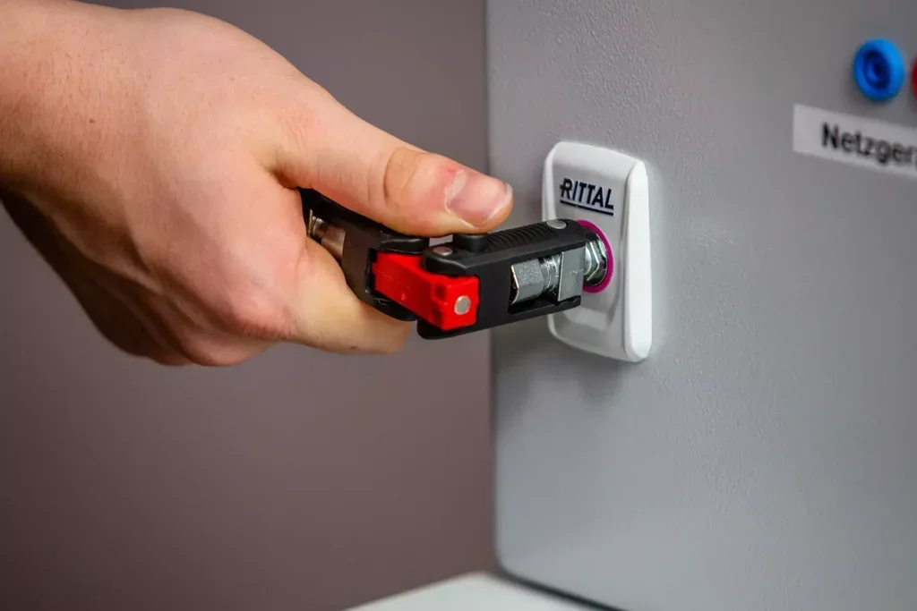 Clé universelle Wiha 44001 à double articulation 8 profils électrotechnique