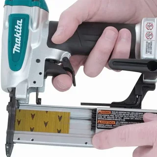 Clavadora Neumática MAKITA AF353 35 mm Ergonómica con Bloqueo de Seguridad Pistola de Clavos Neumática