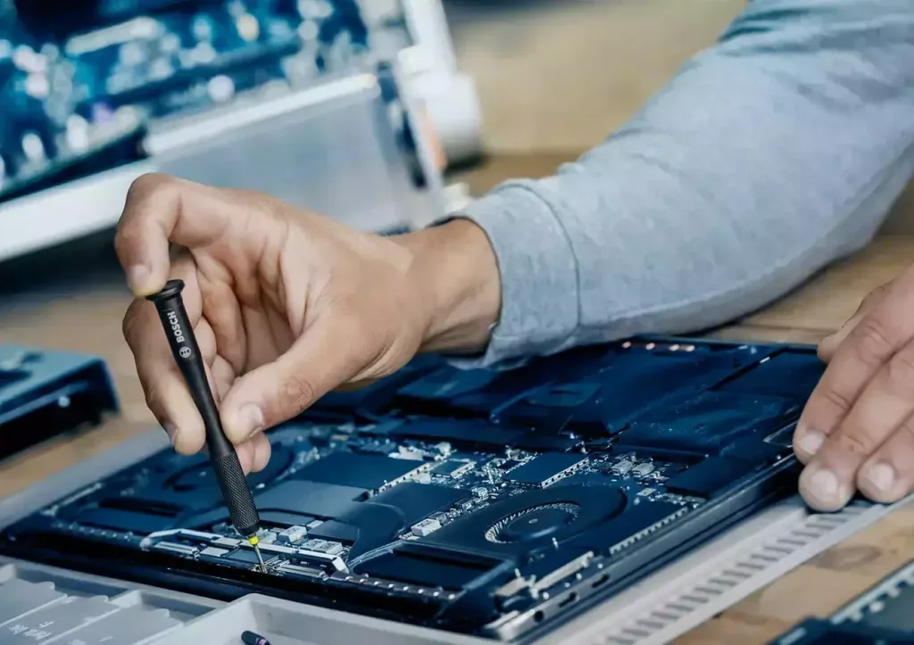 Coffret 42 embouts vissage précision Bosch pour smartphone console ordinateur