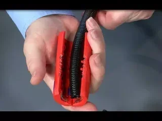 Tagliatubi Knipex TwistCut 90 22 02 SB per tubi elettrici con spellafili integrato