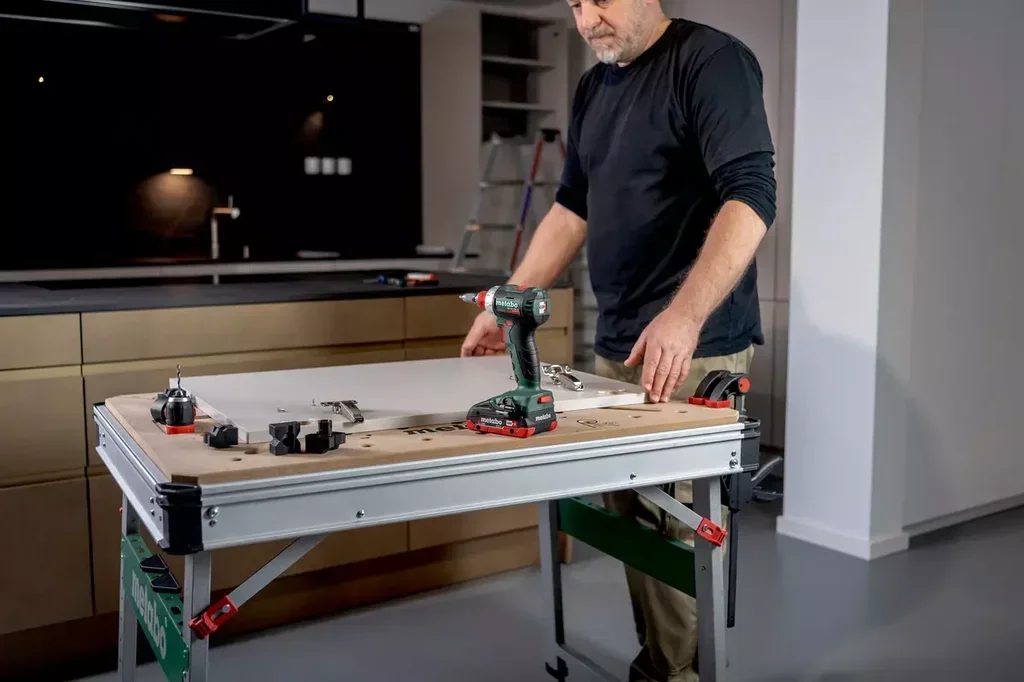 Établi mobile pliable MWB 100 Metabo - plateau MDF perforé - réf. 626991000