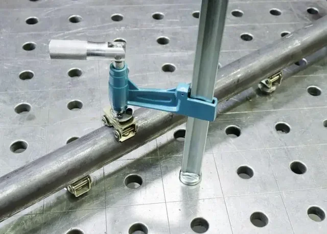 Tornillo de Banco URKO 4003-WA 35x8 mm para Mesa de Soldadura 28/30 mm 30 cm