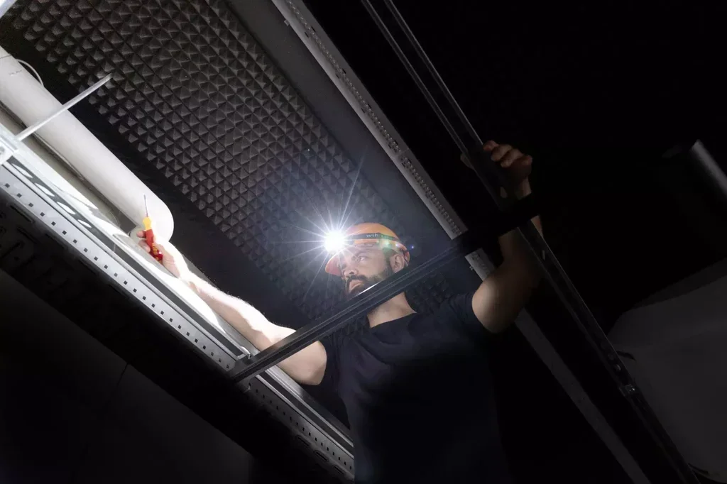 Lampada Frontale LED Wiha 45700 500 Lumen Rilevamento Movimento IPX6 Cantiere