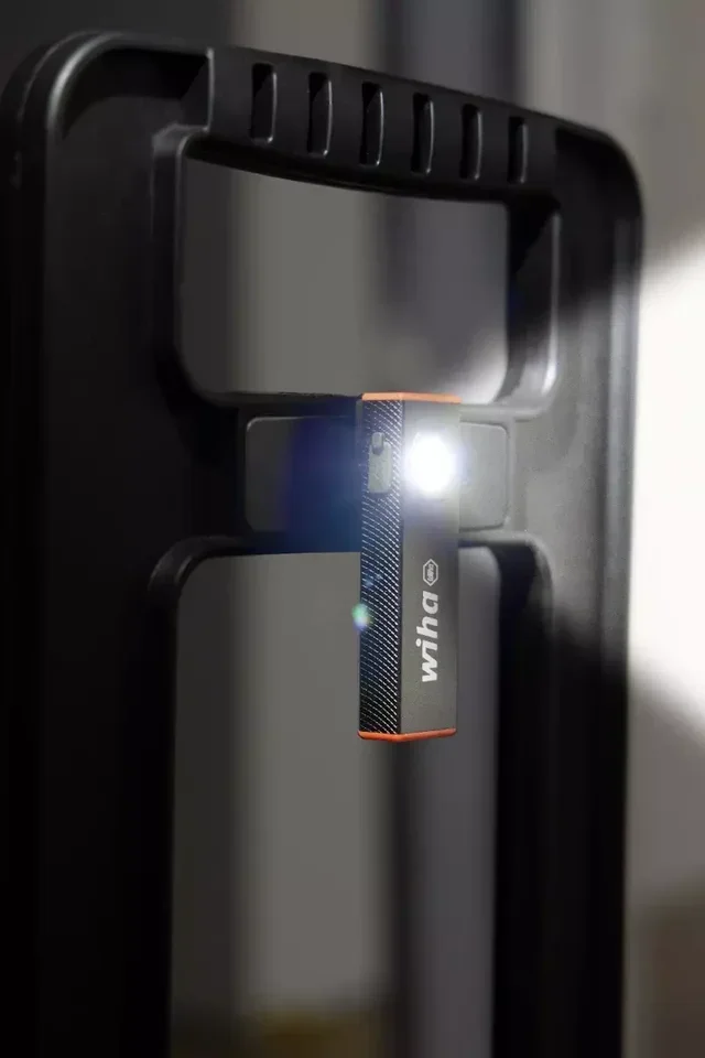 Torcia LED Wiha 45701 800 lumen professionale cantiere