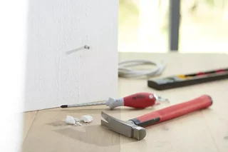 Marteau électricien Wiha 300g isolé professionnel - Tête U extraction clous zones étroites