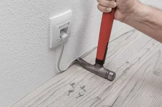 Marteau électricien Wiha 300g isolé professionnel - Tête U extraction clous zones étroites