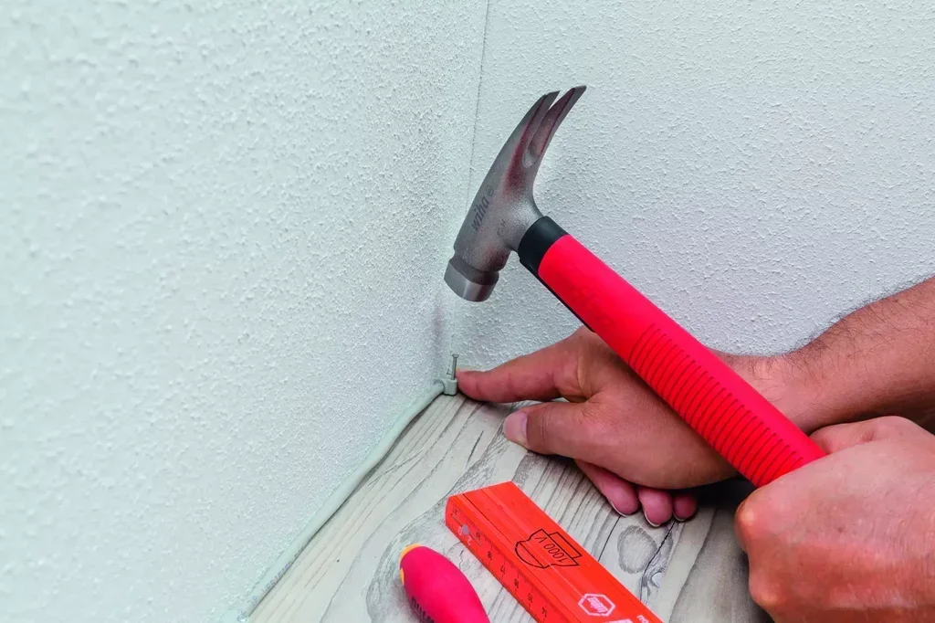 Marteau électricien Wiha 300g isolé professionnel - Tête U extraction clous zones étroites