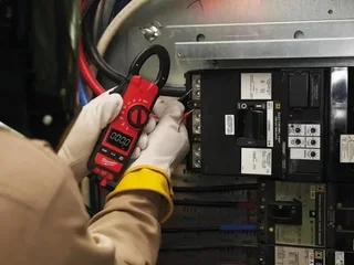 Multímetro digital Milwaukee 2235-40 pinza amperimétrica 400A profesional