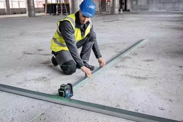 Bosch GLL 80-33 G Laser Level 3 Lines 360° with BA 3.7V 3.0Ah XL Battery - IP65