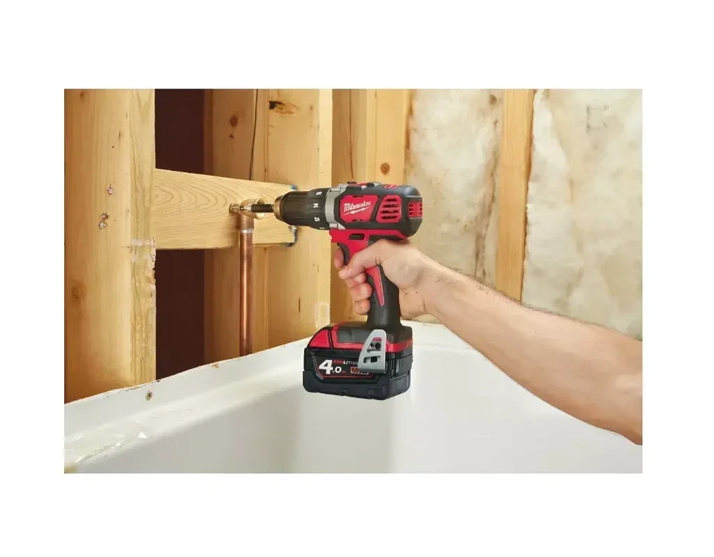 Perceuse-visseuse Milwaukee M18 BDD-202C 18V avec 2 batteries 2.0Ah et coffret