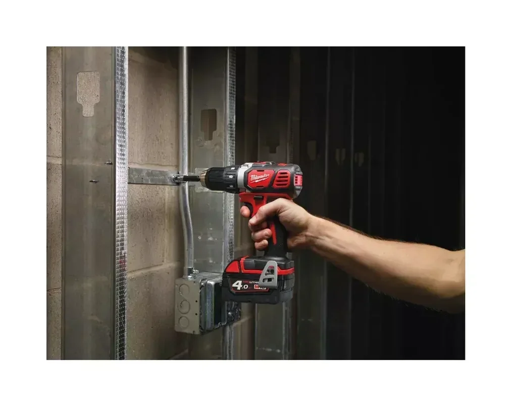 Perceuse-visseuse Milwaukee M18 BDD-202C 18V avec 2 batteries 2.0Ah et coffret