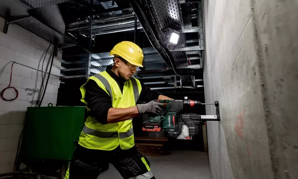 Perforateur-burineur METABO KH 18 LTX 18V + extracteur + 2 batteries 5.5Ah