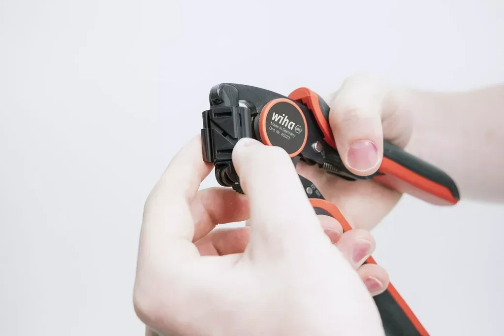 Pinza Crimpatrice Automatica WIHA 45223 - Testa Rotante 360° per Capicorda 0,08-16mm²