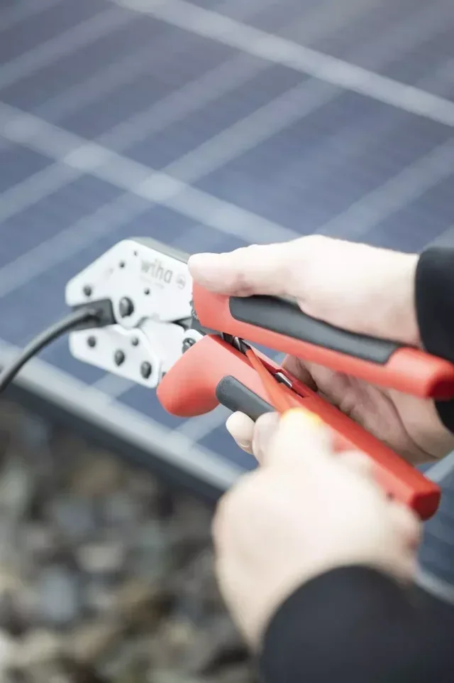 Pince à sertir MC4 WIHA 45796 - Outil sertissage photovoltaïque 2,5-6 mm²