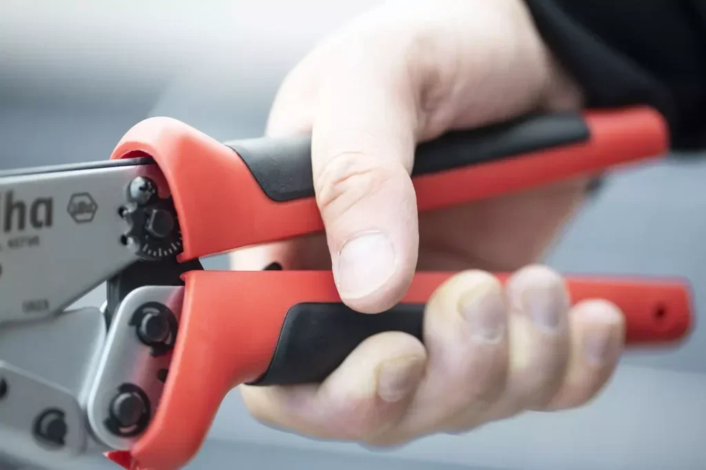 Pince à sertir MC4 WIHA 45796 - Outil sertissage photovoltaïque 2,5-6 mm²