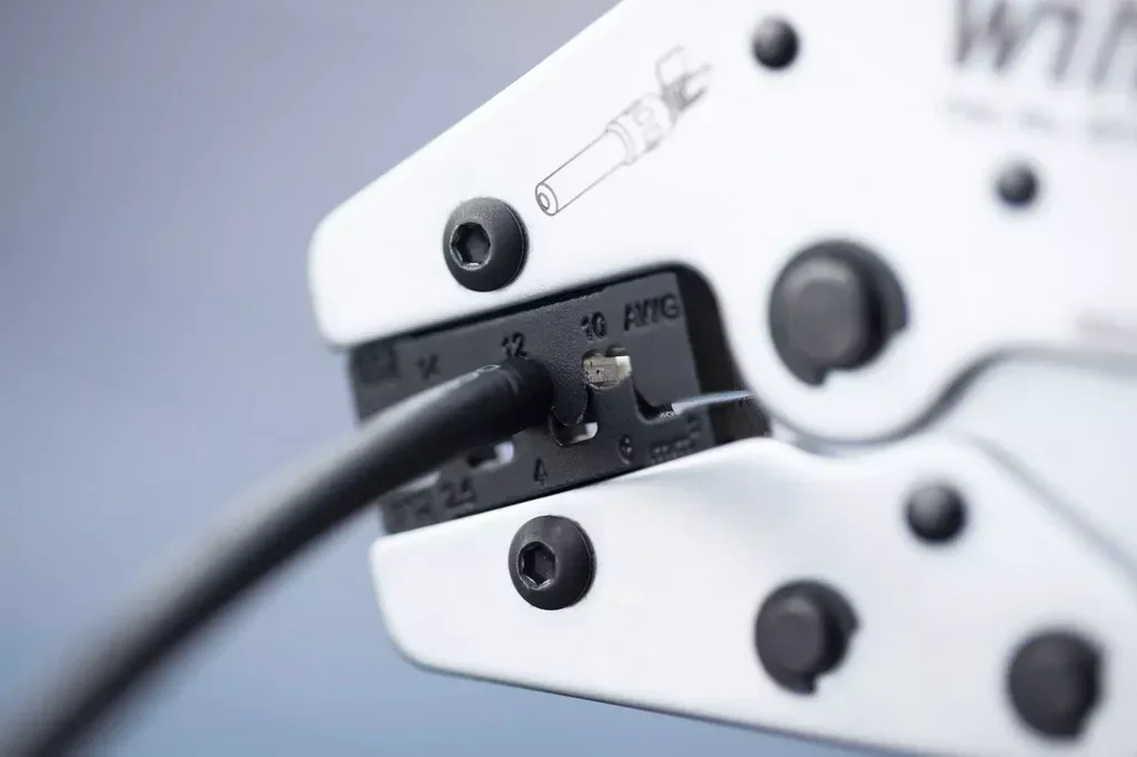 Pince à sertir MC4 WIHA 45796 - Outil sertissage photovoltaïque 2,5-6 mm²