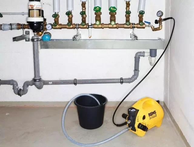 REMS E-Push 2 Elektrische Druckprüfpumpe 60 Bar Kompakt Leicht
