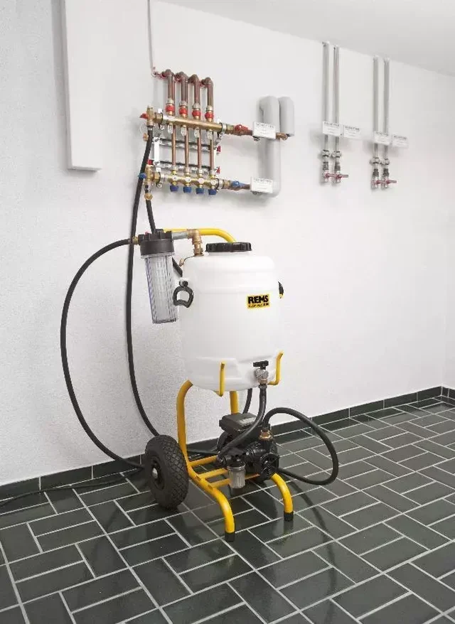 Bomba Eléctrica REMS Solar-Push K60 115312 R220 sobre Carrito Móvil 30L