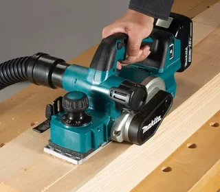 Elektrohobel Makita DKP181RTJ 18V LXT 82mm mit 2 Akkus 5Ah Akku-Hobel Holzhobel