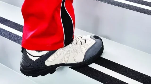 Ruban adhésif antidérapant Tesa 15m x 50mm noir sécurité sol