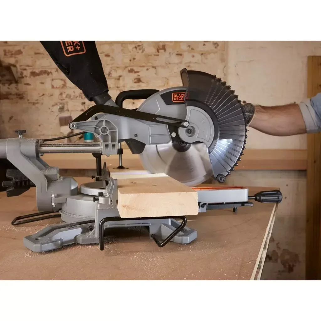 Scie à onglet radiale BLACK+DECKER 2100W 254 mm BES710-QS