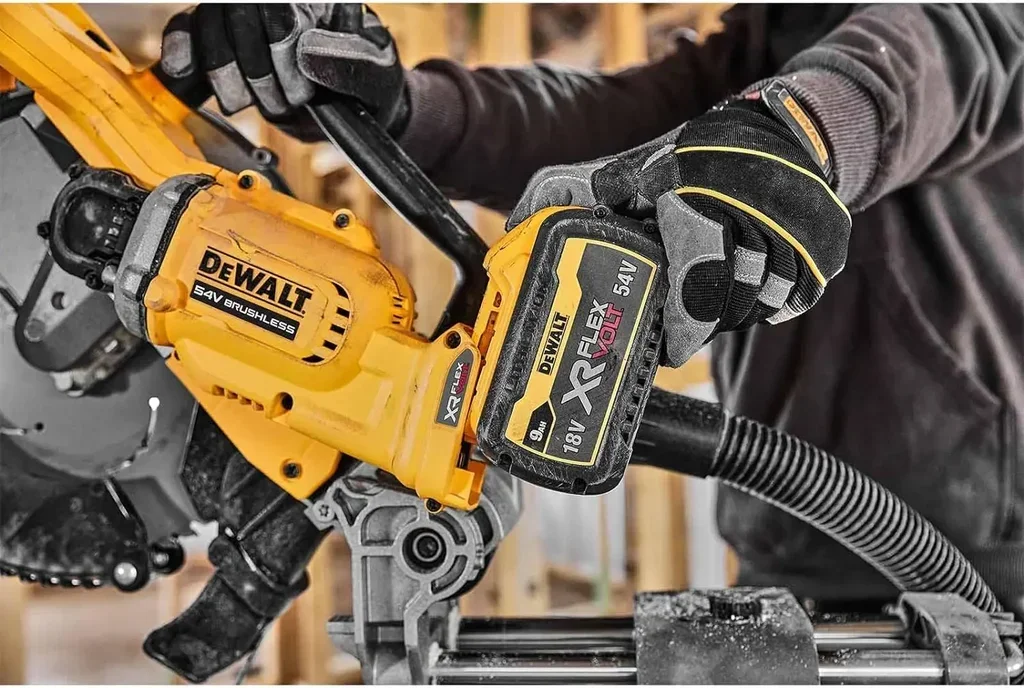 DEWALT DCS781X2-QW 54V XR Brushless 305mm Akku-Kapp- und Gehrungssäge mit 2 Flexvolt-Akkus