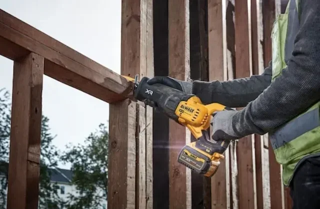 Scie sabre DEWALT DCS386NT-XJ 18V XR FLEXVOLT Advantage Brushless coffret TSTAK