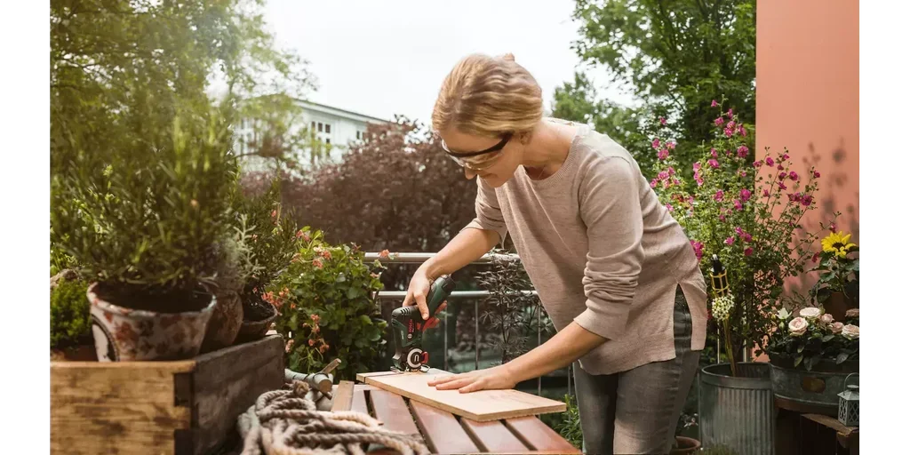 Bosch NanoBlade Easy Cut 12V Cordless Saw with 2.0Ah Battery and Case