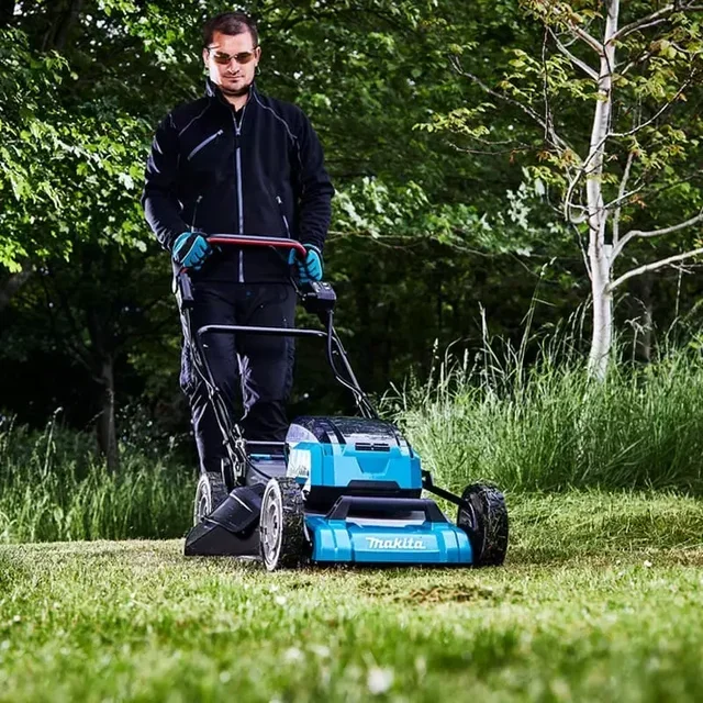 Makita DLM532PT4 Akku-Rasenmäher selbstfahrend 36V mit 4x 5,0Ah Akkus und Doppelladegerät