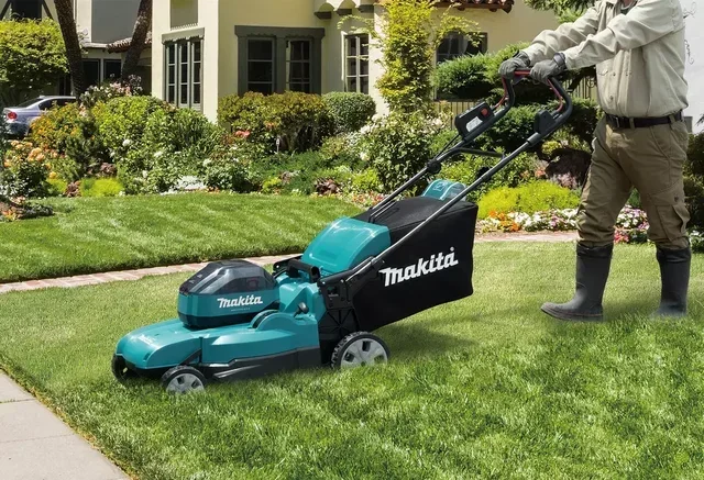 Tondeuse Makita 64V BL6440 53 cm batterie chargeur LM002JM101