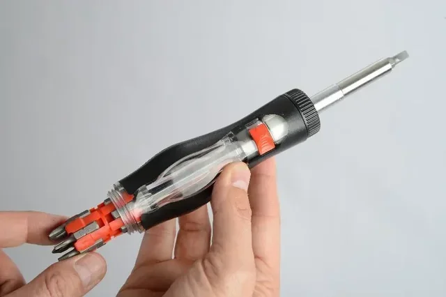 SAM OUTILLAGE T-PE Ratchet Screwdriver with 13-in-1 Bit Holder