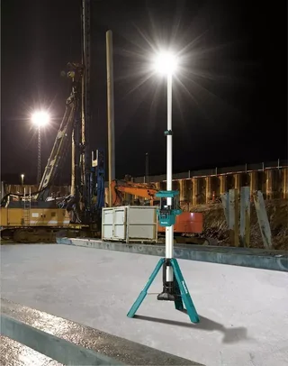 Trépied LED MAKITA DML813 18V mât télescopique 2,2m 3000 lumens chantier