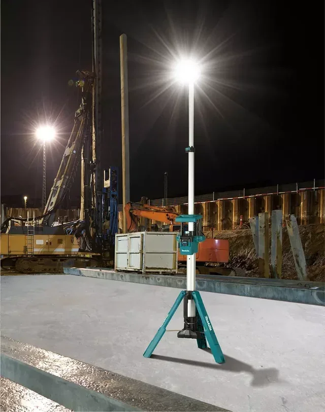 Trépied LED MAKITA DML813 18V mât télescopique 2,2m 3000 lumens chantier