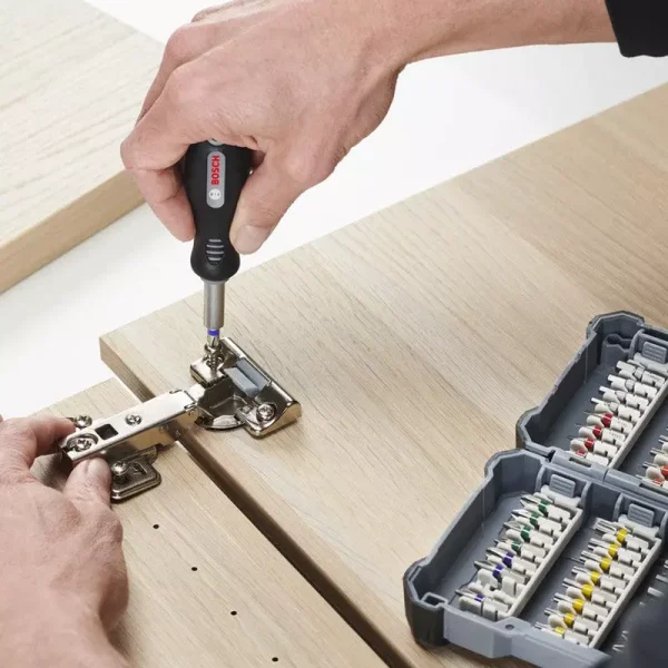 Assortiment d’embouts de vissage – BOSCH – 44 pièces + tournevis – 2607017693