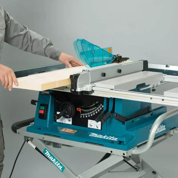 Scie sur table et à coupe d’onglet 1650 W Ø 260 mm – MAKITA – 2704N